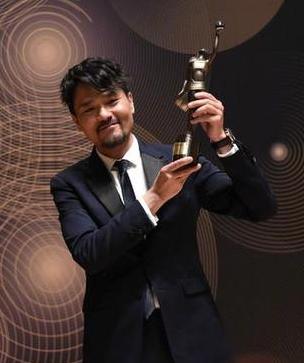 周冬雨易烊千玺各大颁奖盛典,周冬雨怎么变成双金影后