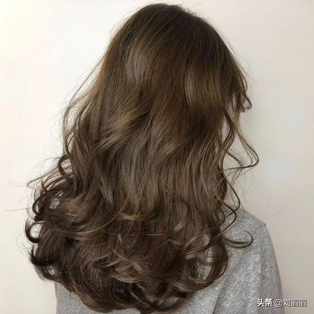 今年最流行羊毛卷中短发卷发,短发卷发推荐发量少羊毛卷