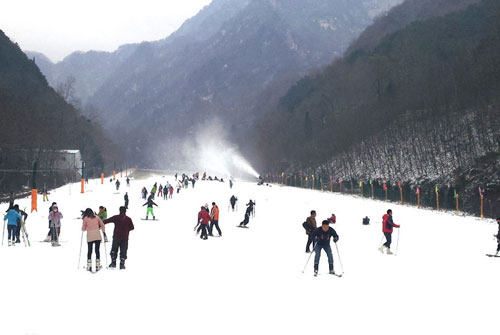 大雪覆盖天然滑雪场,大雪将至滑雪的日子还会远吗