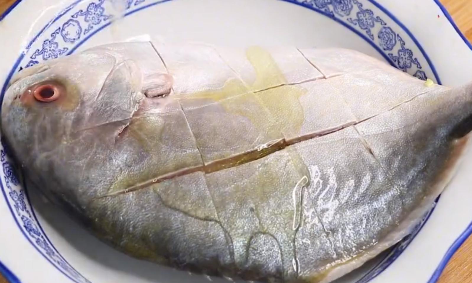 做清蒸鱼直接用盐和料酒就错了,清蒸鱼要放料酒吗