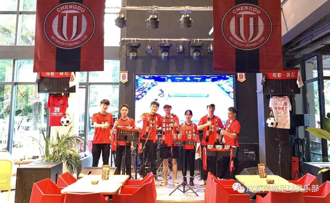 海报举大旗视频,海报攀登者