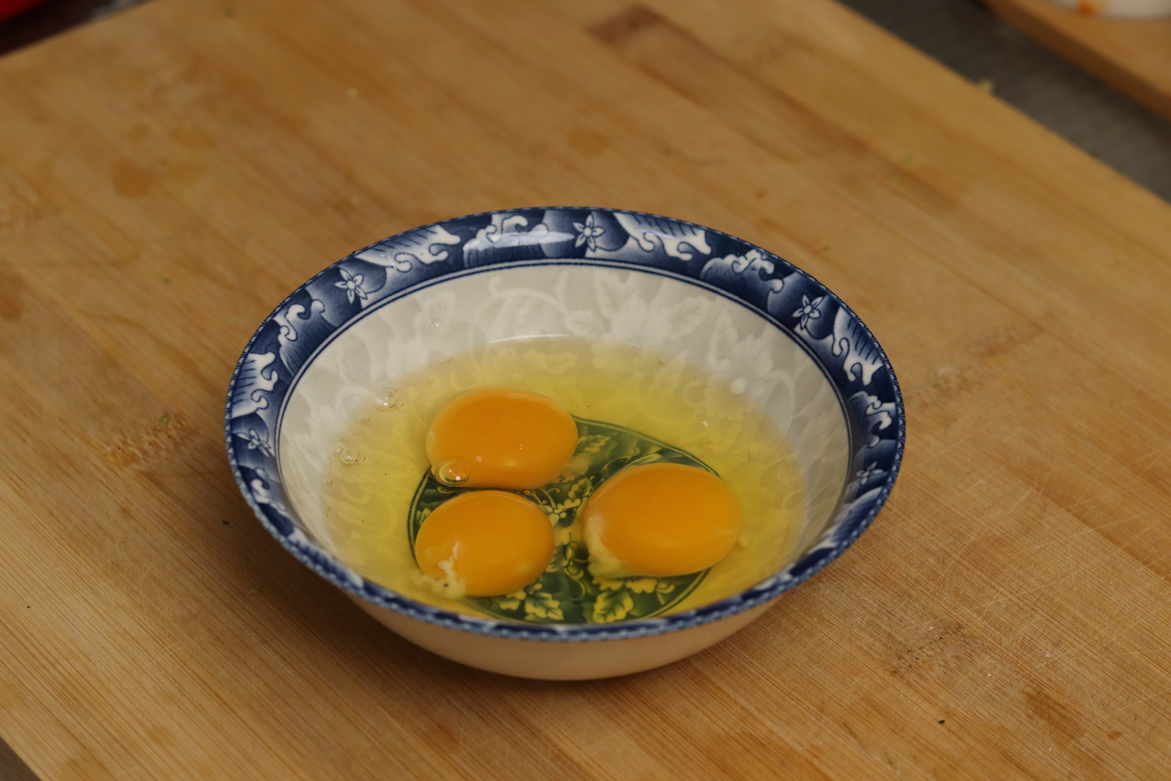 西兰花必须焯水炒最好吃不上火,炒西兰花焯水的正确做法