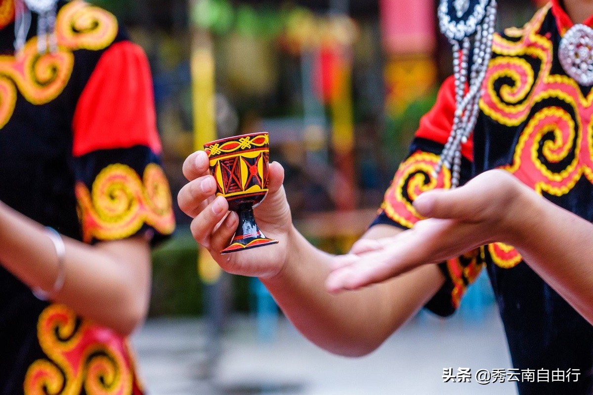 来云南感受彝族特点民族文化,云南彝族的文化和风土人情