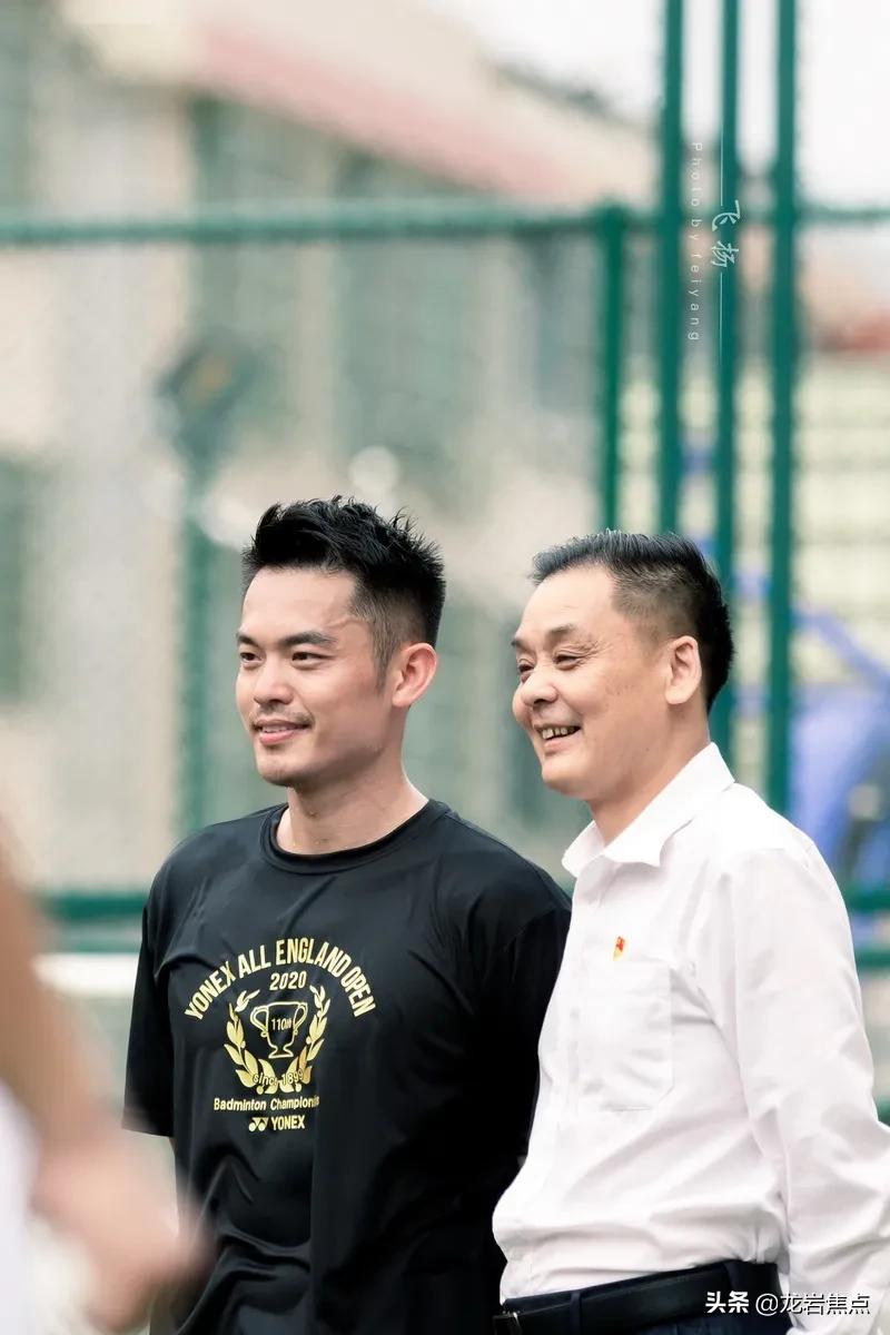 林丹脚踢球,林丹回到球场赢了