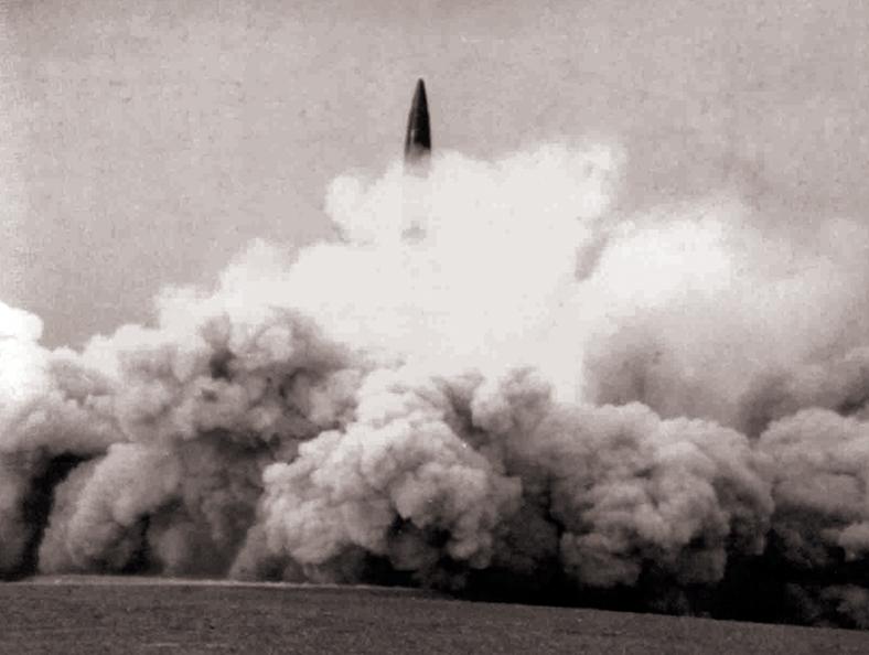 中国第一枚导弹在哪一年发射成功,1962年发射第一颗导弹的图片