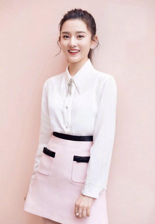 杨超越几千块衣服呈现200块风采？小花齐穿miumiu差别竟然这么大