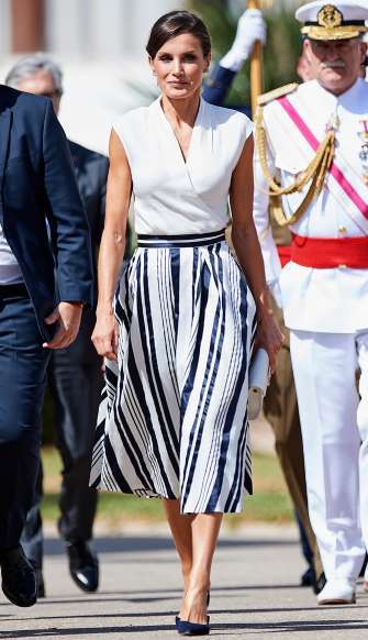 西班牙王后莱蒂西亚着装2019,西班牙王后莱蒂齐亚优雅穿搭