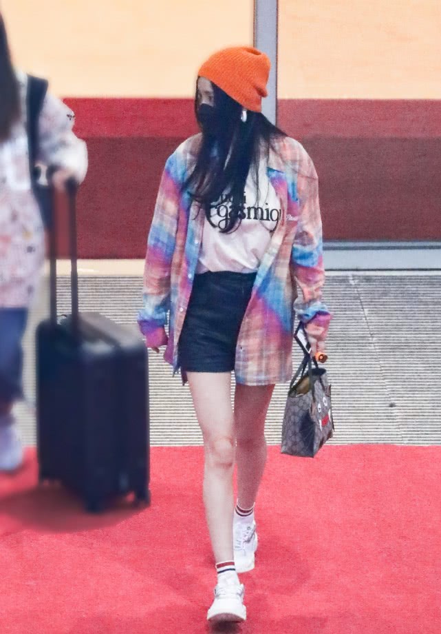 杨幂现在超美穿修身白裙配波浪卷,杨幂穿搭发光短裤