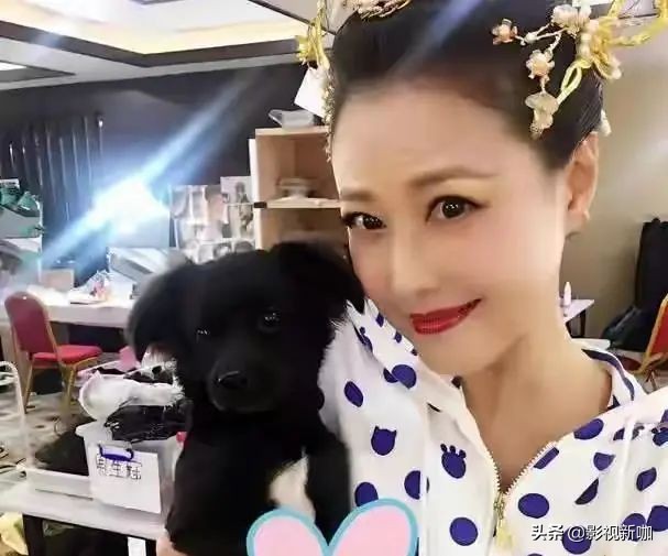 许久未见女友,周海媚谈恋情观