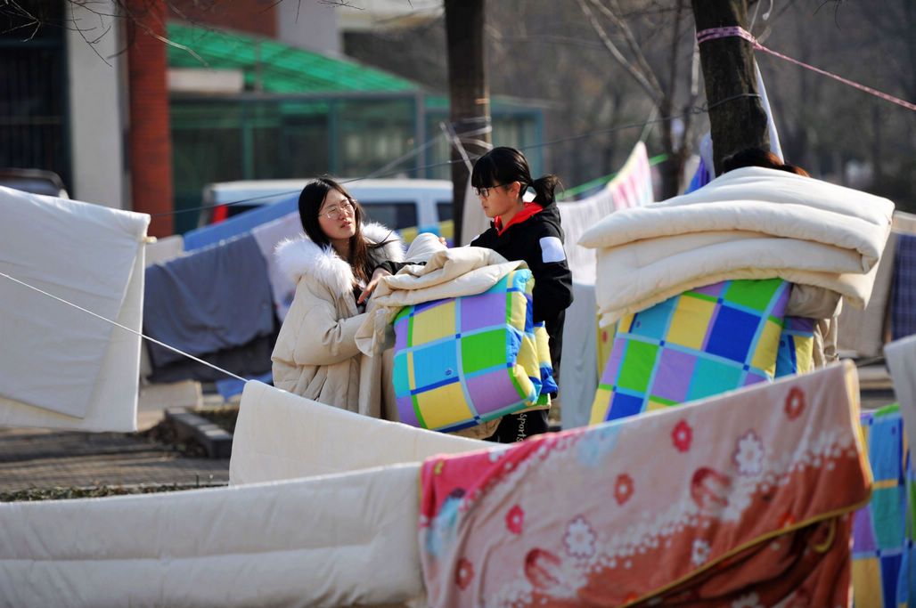 大一开学被子自己带还是在学校买,大学新生被子自己带还是在学校买