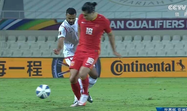 恶犯！0-1后，阿曼情绪失控，连续3次蹬踏，主裁纵容，李铁很不满