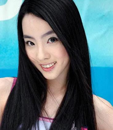 央视主持李思思瘦过头了,央视主持人李思思的成功之路