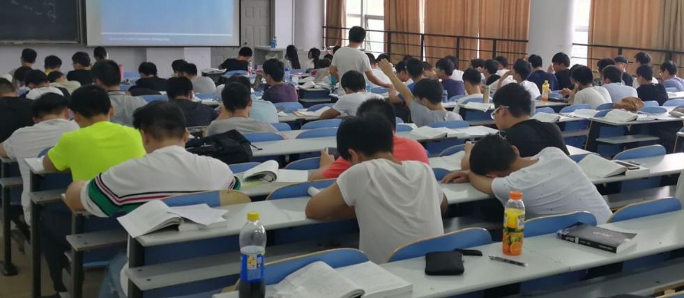 大学教室的“怪现象”，家长看到后哭泣，学生们该醒醒了