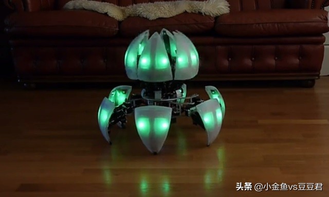 能踢球的智能机器人,能踢足球机器人