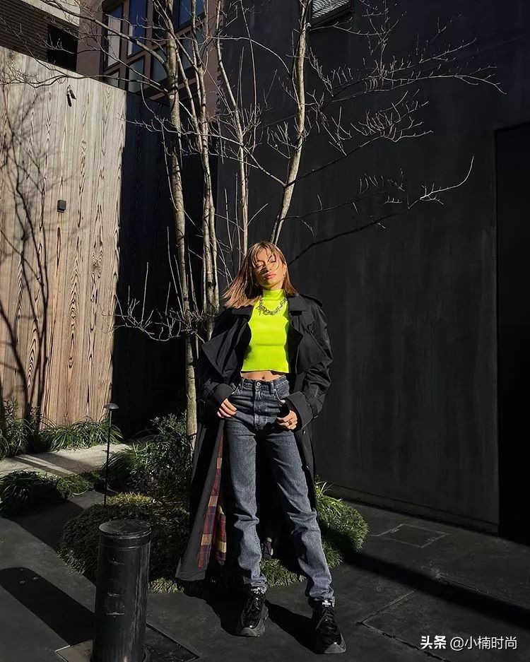 小麦肤色适合衣服颜色穿搭口诀,黑黄暗沉皮肤适合怎样穿搭