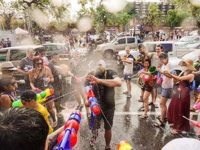 为什么很多外国人在泰国生活,为什么外国人在泰国比较多