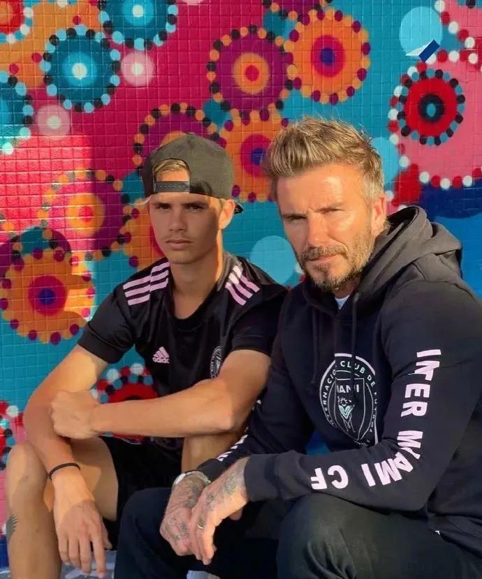 贝克汉姆的三个儿子颜值巅峰,贝克汉姆三个儿子哪个关系最好