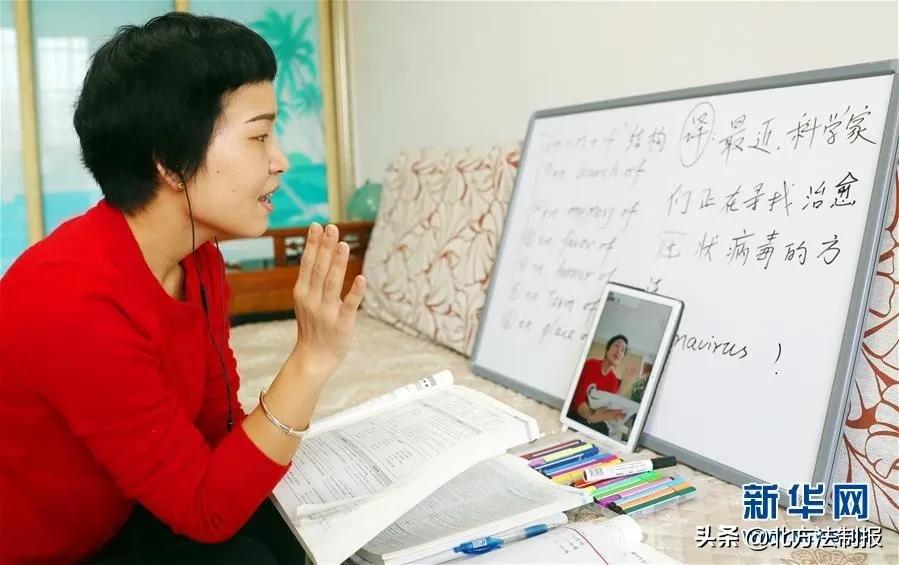 三亚一老师冒雨在巷子里蹭网直播上课，学生：这是最“硬核”的网课