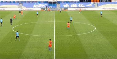 亚冠鲁能对横滨吴兴涵失误,李霄鹏鲁能最新比分