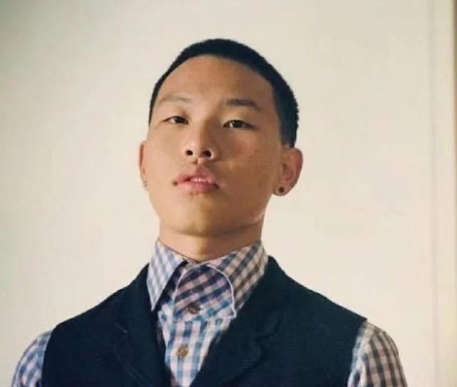 陈坤18岁儿子长大后的样子,陈坤长得像爸爸还是妈妈