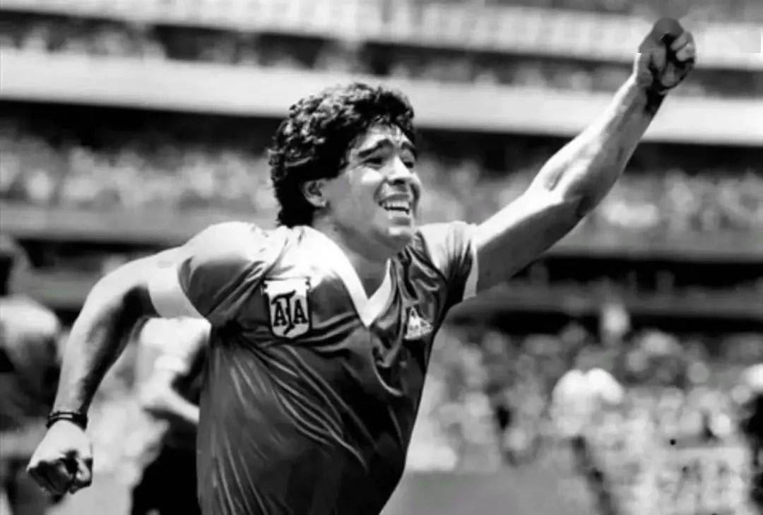 愿天堂也有足球致敬传奇球星,永远的球王邓紫棋