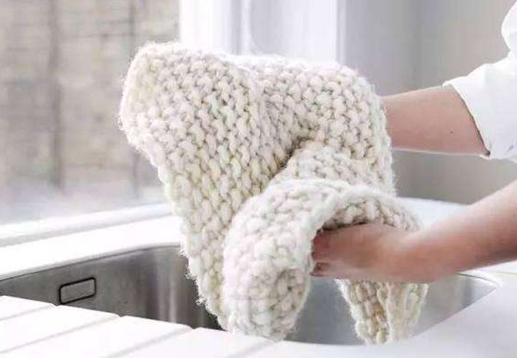 干洗店的衣服是不是用水洗的,干洗店的衣服干洗是怎么洗的