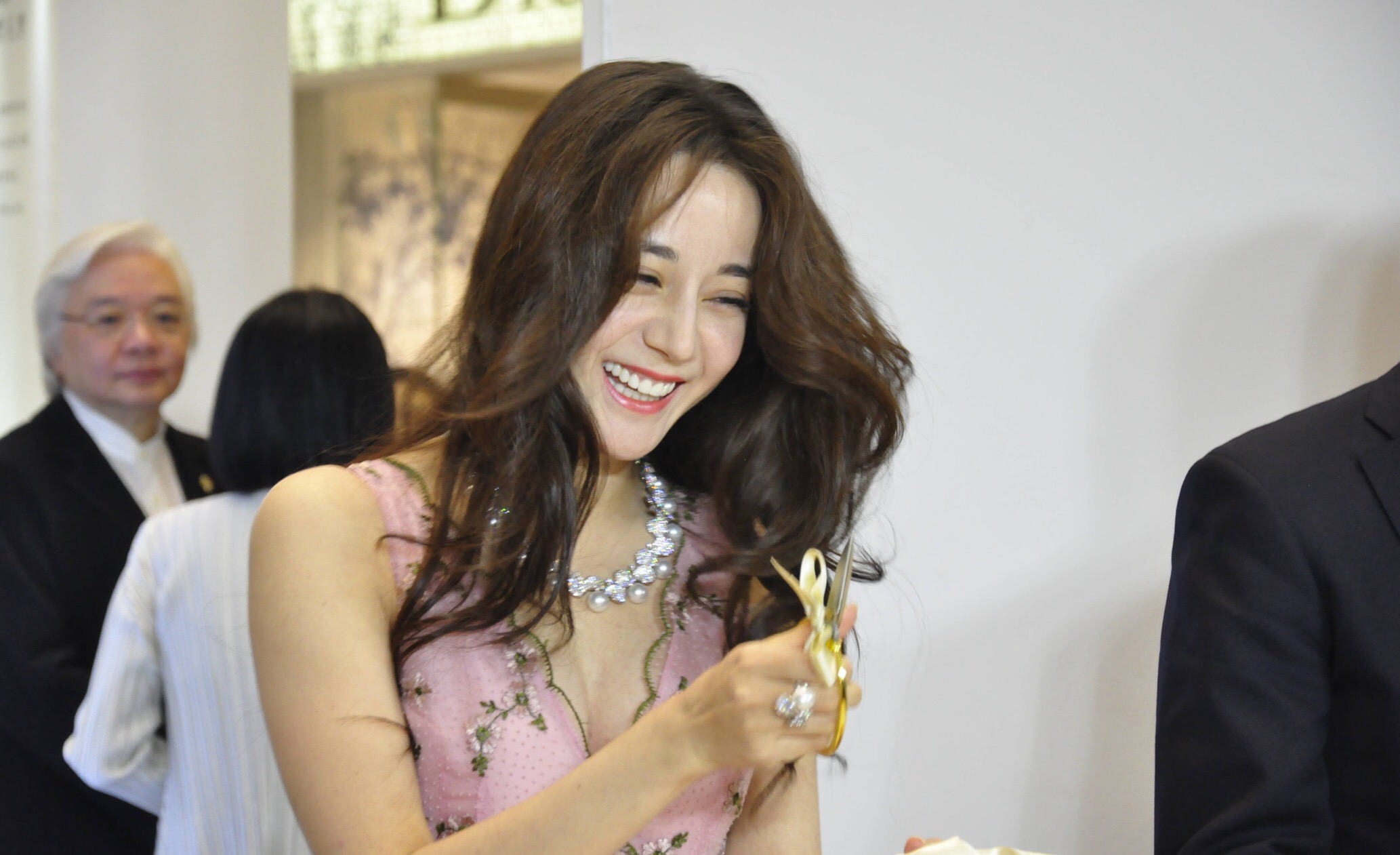 迪丽热巴好大胆！现身捞金穿深V性感长裙，人美胸更美