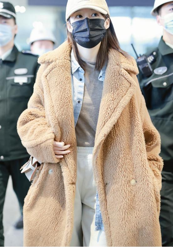 李沁穿湖蓝色大衣清新又高级！搭配同色系打底衫，气质满满好美丽