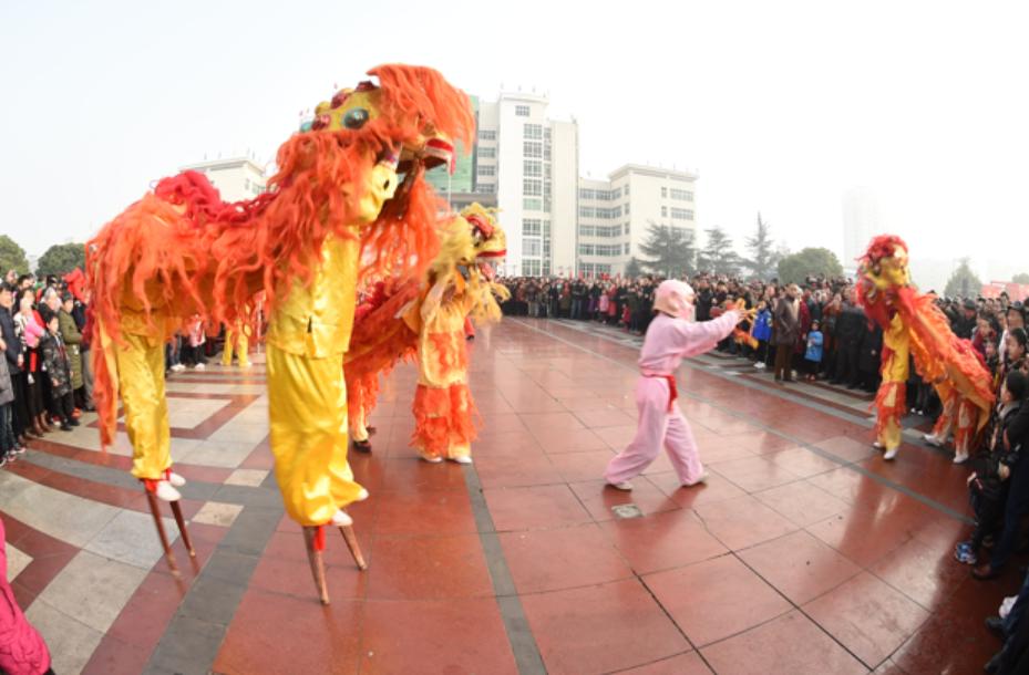 广元市老城小西街嘉陵广场,看看广场有多热闹
