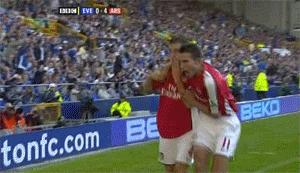 踢足球的男生怎么画,给你打足球的男生