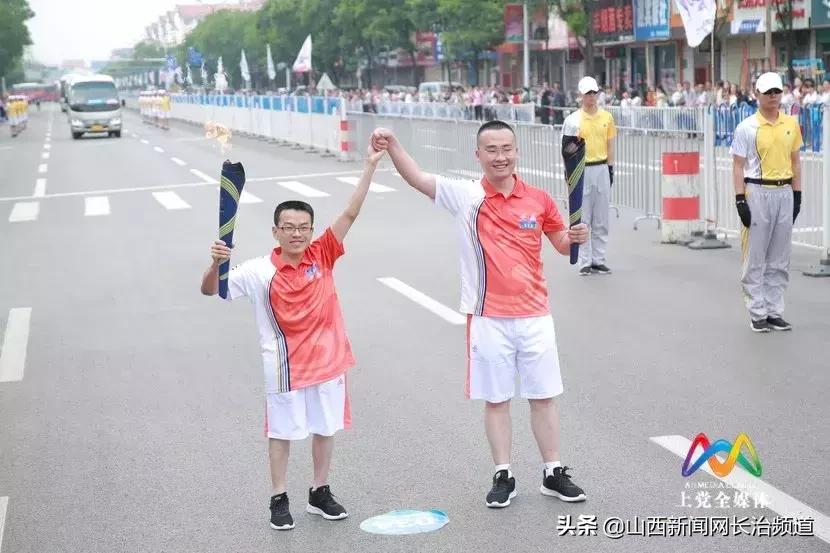 万人空巷见证圣火传递现场！青春的上*党**，豪情飞扬