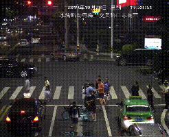 出尽洋相！珠海一奇葩男子躺马路中间睡大觉！过往司机提心吊胆！