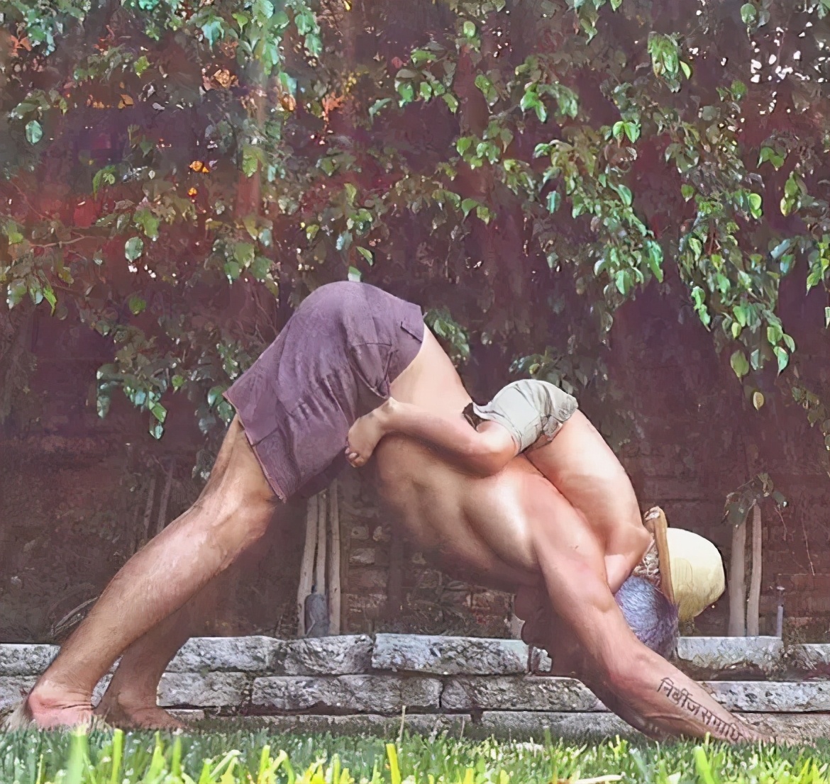 看完这些人，你再也不会觉得男人练瑜伽“娘”了