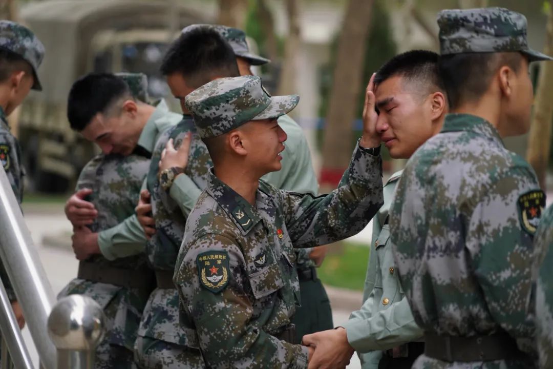 老兵退伍感人瞬间,老兵退伍潸然泪下