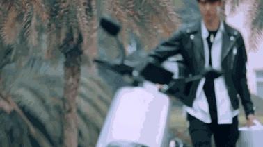 谢霆锋、谭维维、朴树、韩寒，这年头，明星也有骑电动车的情怀