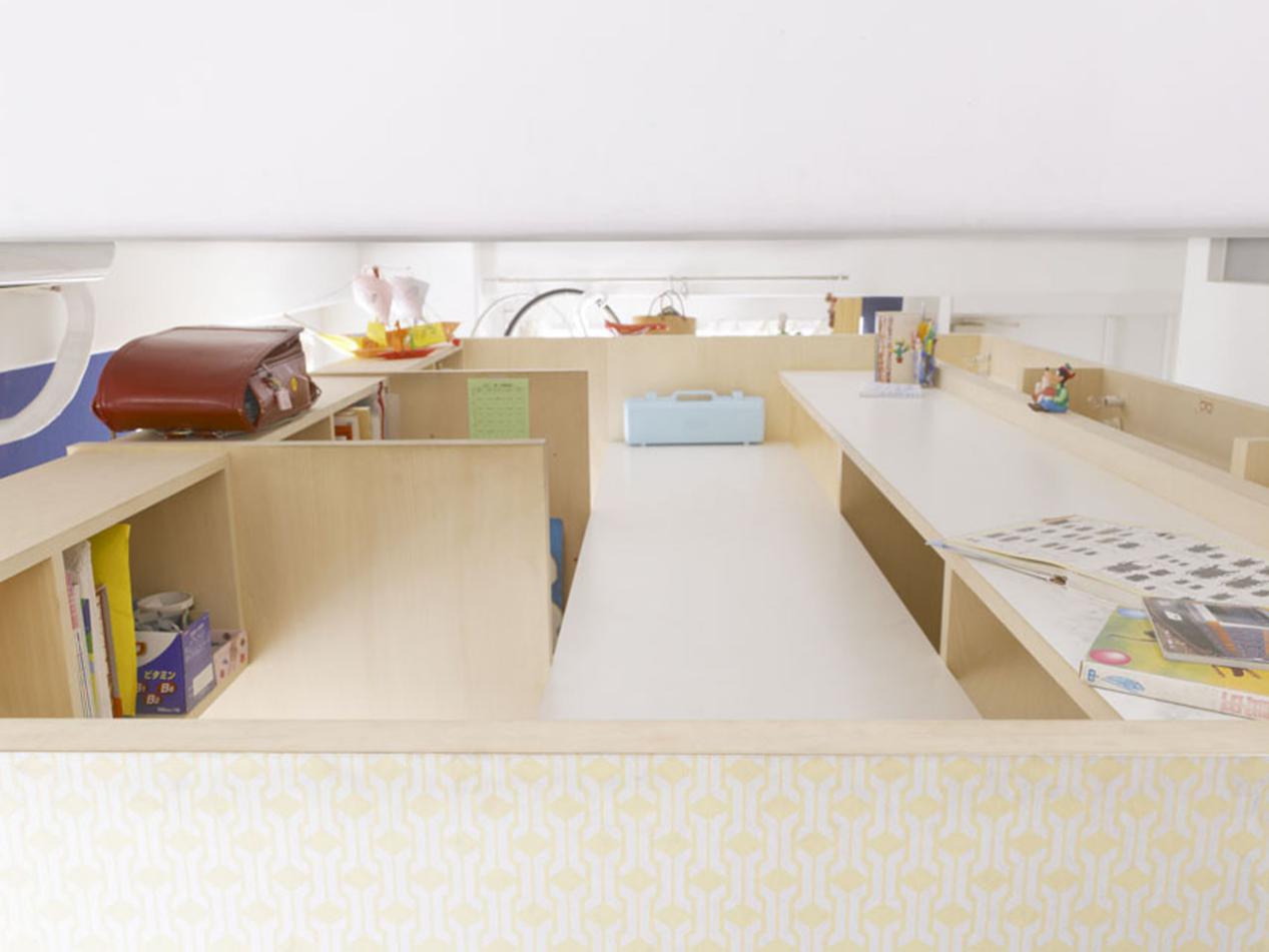 71平房子住6口人，4个孩子每人房间仅2㎡爬着进去，像睡在壁橱里