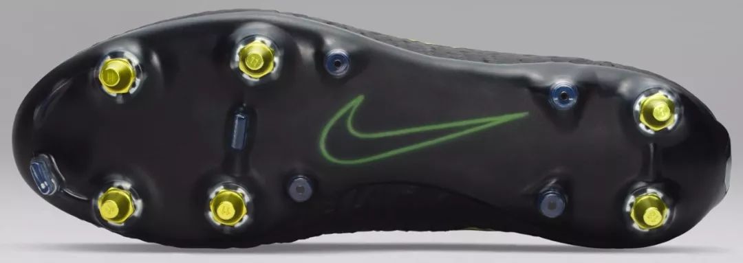 怎么挑选足球鞋的视频讲解,挑选足球鞋场地