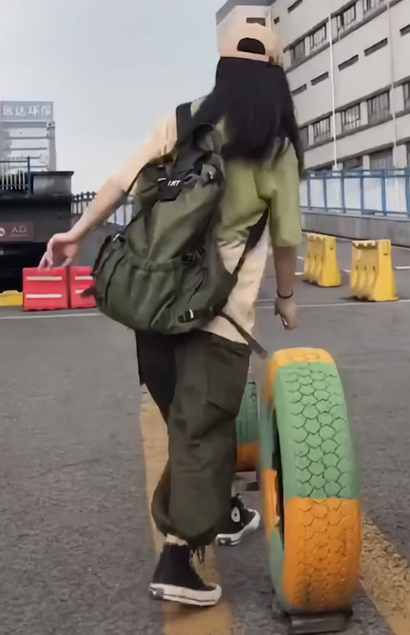 鍖″▉鐨勯粦鑹插伐瑁呰￥,楂樿椋庡尅濞佸伐瑁呰￥