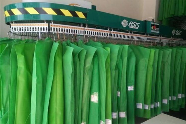 干洗店的衣服是不是用水洗的,干洗店的衣服干洗是怎么洗的