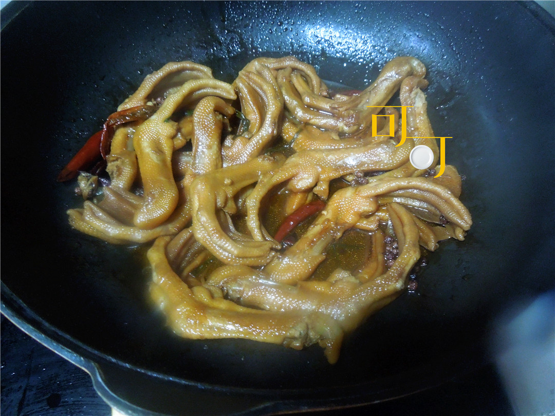 香辣爽口的鸭掌啃上一口停不下来,香辣卤鸭掌的做法