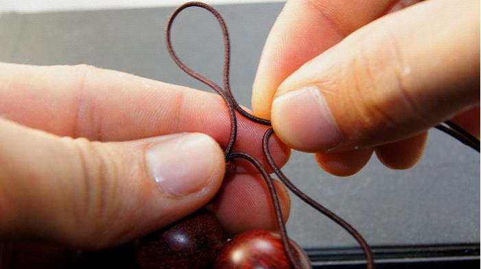 弹力绳穿珠子收尾打结方法,手串绳隔珠结的打结方法