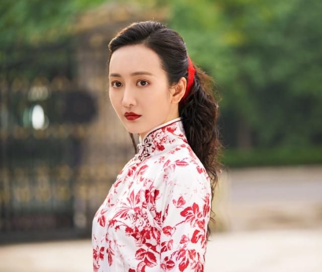 王鸥西装搭配休闲鞋,王鸥黑色西装裙