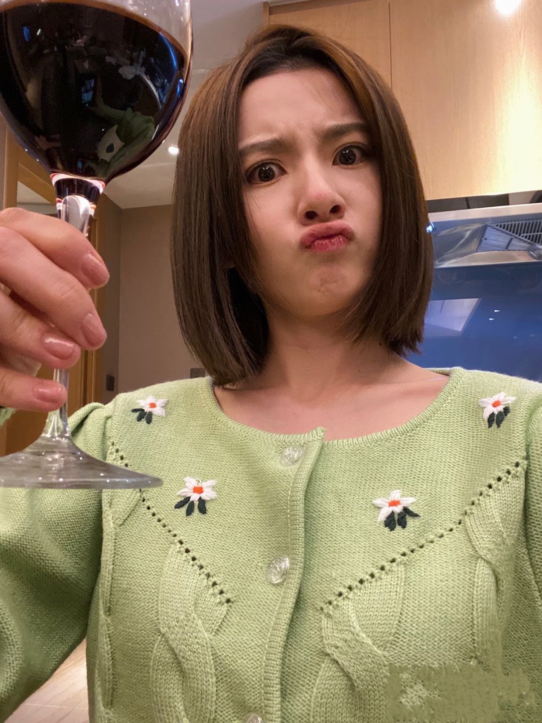 宋祖儿醉酒踢人新闻,曝光宋祖儿疑醉酒踢人