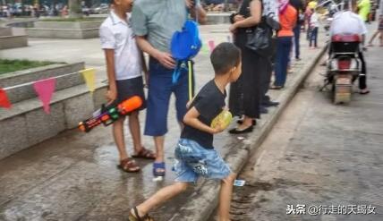 欢乐的泼水节鸟语花香,泼水节溢出的欢乐