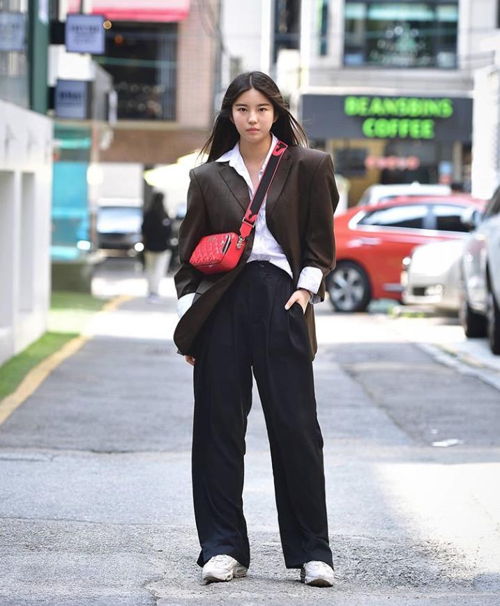 韩国女生ins西装搭配,看韩国美女街拍示范西装搭配