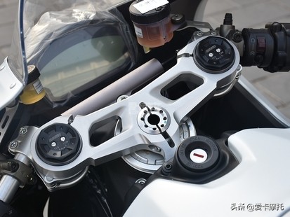 小姐姐骑着粉红色的仿赛摩托车,仿赛摩托车低座推荐