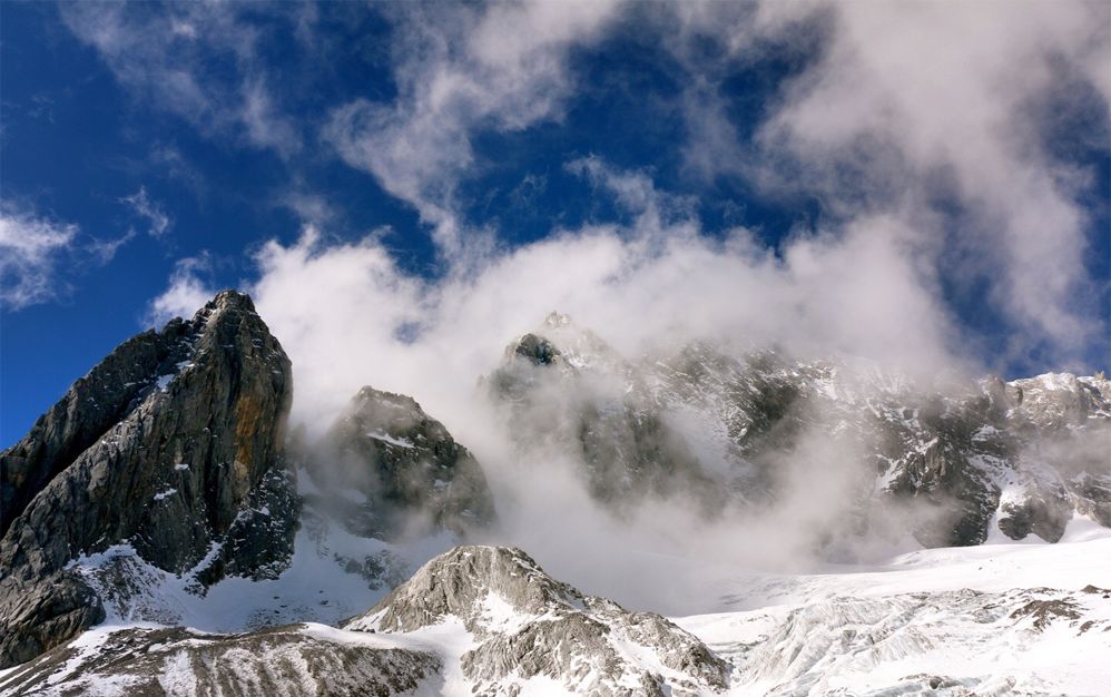 玉龙雪山日照金山的美,玉龙雪山日照金山美照