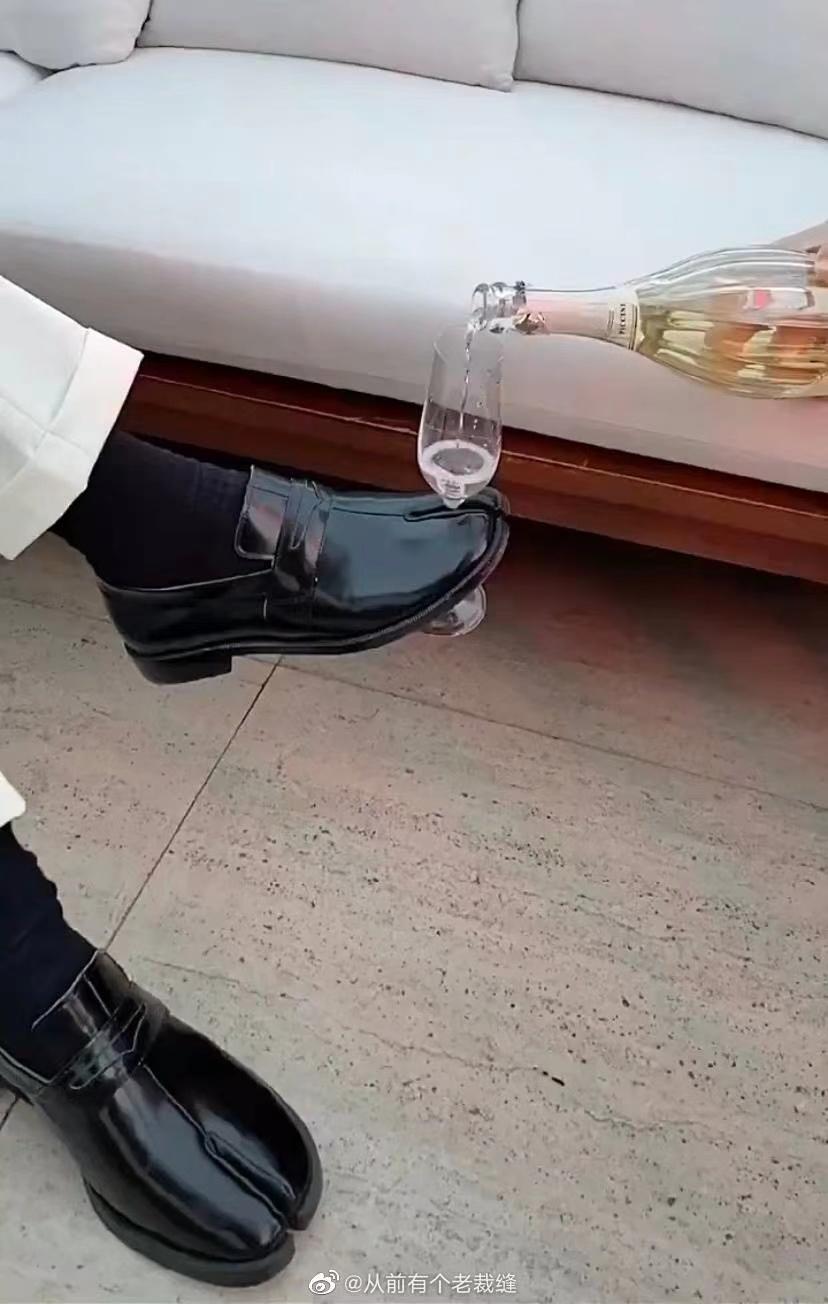 花5000块钱买个猪蹄子鞋穿，我已经跟不上潮流了…