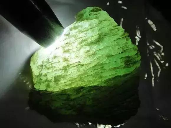 捡到这样的石头千万别扔桌子,遇到这样的石头赶紧捡