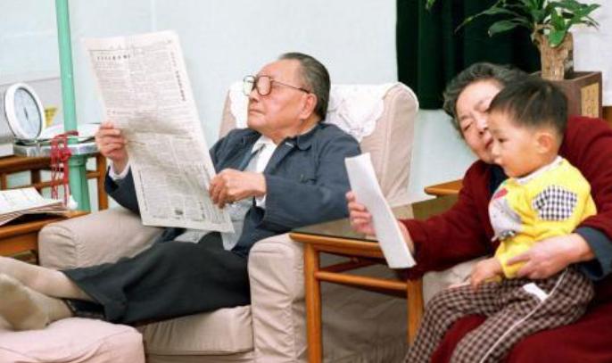 小平同志晚年，指着电视中的自己问这是谁？未见香港回归终成遗憾